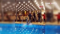 Türkücü Mustafa Keser havuza böyle düştü!