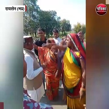 पूर्व विधायक को महिलाओं ने सुनाई खरी खोटी