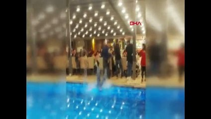 Depremzedelere moral için sahneye çıkan Mustafa Keser havuza düştü