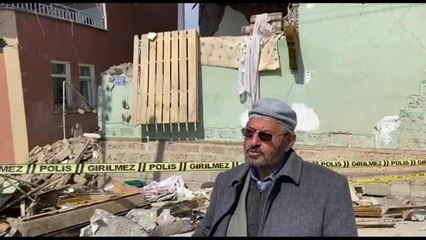 Her Artçı Depremde, Evinin Bulunduğu Binanın Biraz Daha Zarar Gördüğünü Söyleyen Malatyalı Depremzede: "Biz Evimizden Vazgeçtik Lakin Karşı...