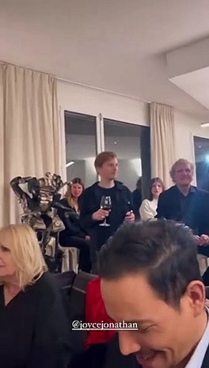 Joyce Jonathan a même poussé la chansonnette et interprété le morceau "Les filles d'aujourd'hui" au piano devant tout le mondeAnniversaire de Laurent Ruquier