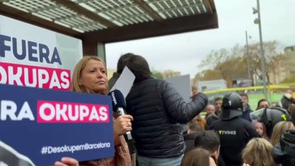 Eva Parera planta cara frente a 100 okupas de Can Vies