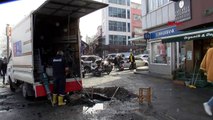 Eminönü'nde su borusu patladı, su metrelerce havaya fışkırdı