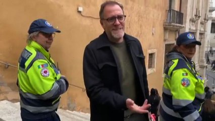 Valerio Mastandrea porta una rosa alla camera ardente di Costanzo