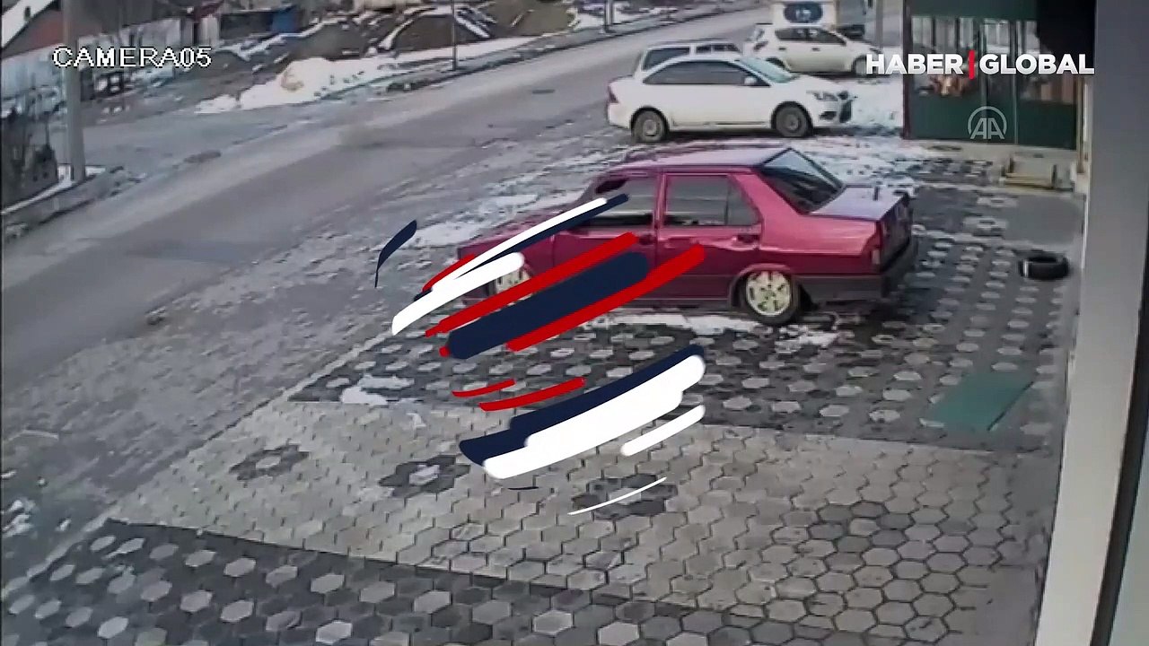 Korkunç an... Otomobilin bisikletli çocuğa çarpma anı güvenlik kamerasında