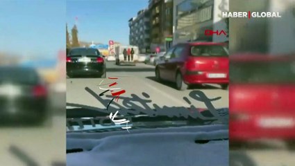 Trafikte hayrete düşüren anlar! Canlarını hiçe saydılar