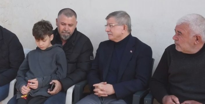 Davutoğlu'na sarılan yaşlı kadın böyle dert yandı: Hani benim devletim, hani…