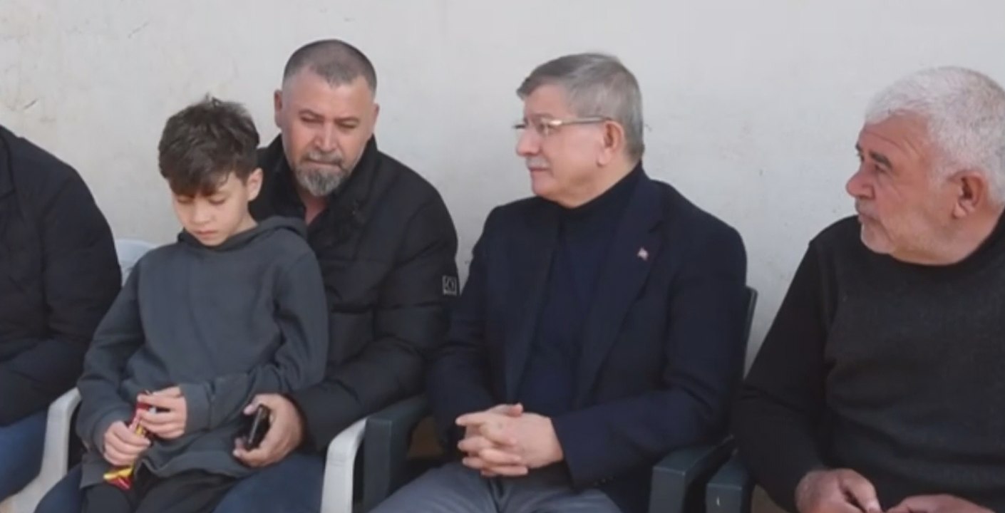 Davutoğlu'na sarılan yaşlı kadın böyle dert yandı: "Hani benim devletim, hani…"