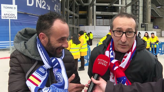 Los aficionados del Real Madrid y el Atlético animan el ambiente previo al derbi