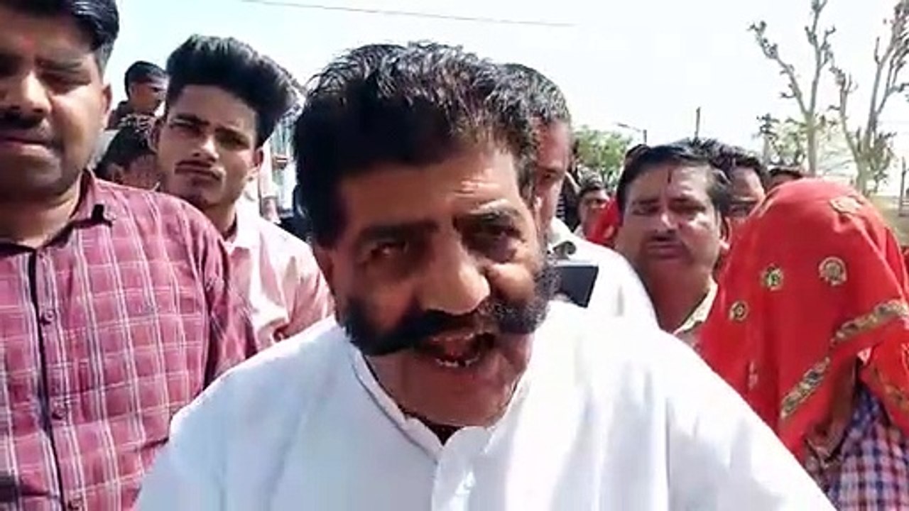 दो घंटे तक रेलवे ट्रैक पर प्रदर्शन, रेलवे ने मरम्मत करा फाटक खोला, देखे वीडियो