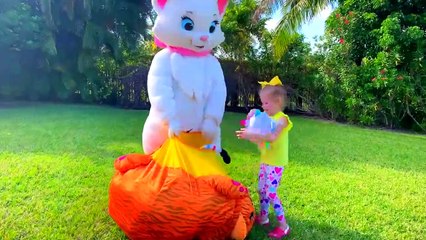 Stacy pretend play with funny kitty