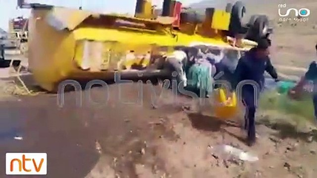 Camión cisterna sufre accidente y deja la carretera cubierta de diésel