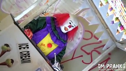 Katil Palyaço Şakasıyla İnsanların Altına Kaçırtmak!