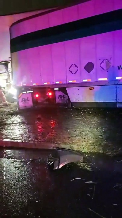 BREAKING:Semi-Truck Crash Into Building I Woodland Hills