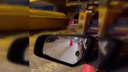 Ispartakule'de hafriyat kamyonu üst geçide takılarak devrildi