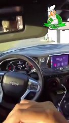 Repartidor regala el pedido a un indigente