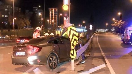 Bariyerlere saplanan otomobilde can pazarı