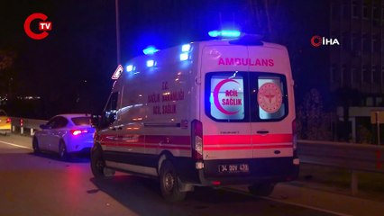 Kadıköy'de otomobil bariyere saplandı