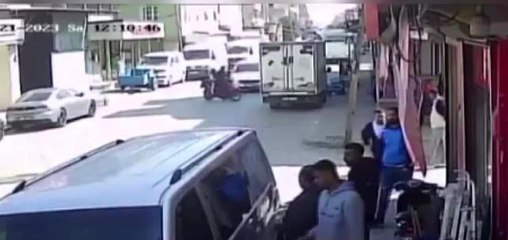 Motosiklete çarptı, ikisi çocuk 3 kişiyi yaralayıp kaçtı