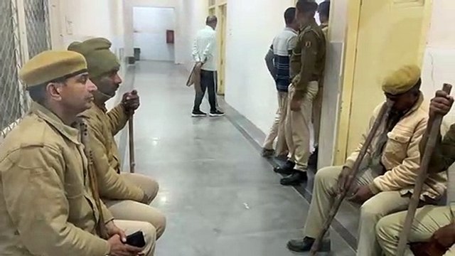 हिस्ट्रीशीटर विनोद पथैना सहित चार बदमाशों को ला रही पुलिस के हथियार छीने, जबावी फायरिंग में पुलिस ने चार बदमाशों के मारी गोली