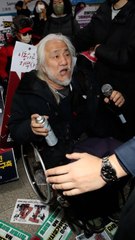 전장연, 시청역 1000장 스티커 도배에...서울시 과태료 통지