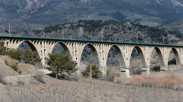 94 yıllık Alman Köprüsü depremde ayakta kaldı