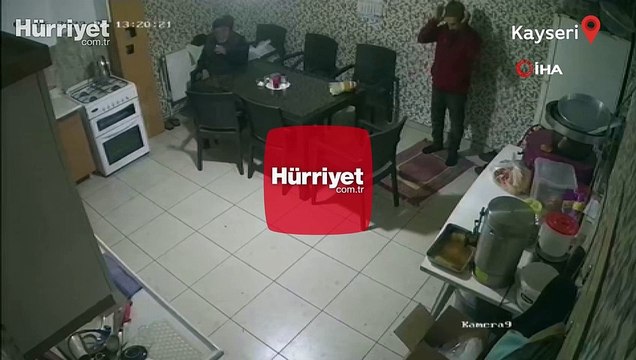 Namaz kılarken depreme yakalanan vatandaş ayakta durmakta güçlük çekti