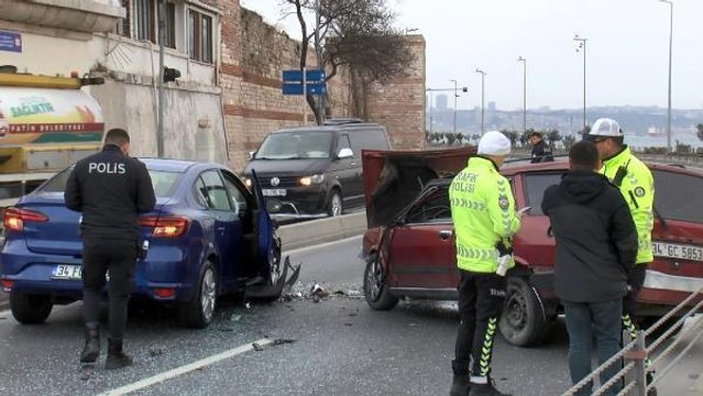 FATİH'TE KARŞI ŞERİDE GEÇEREK KAZA YAPAN SÜRÜCÜ OLAY YERİNDEN KAÇTI