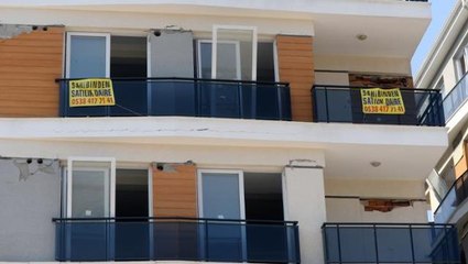 Hatay'da ağır hasarlı binalardan geriye 'kiralık' ya da 'satılık' yazıları kaldı