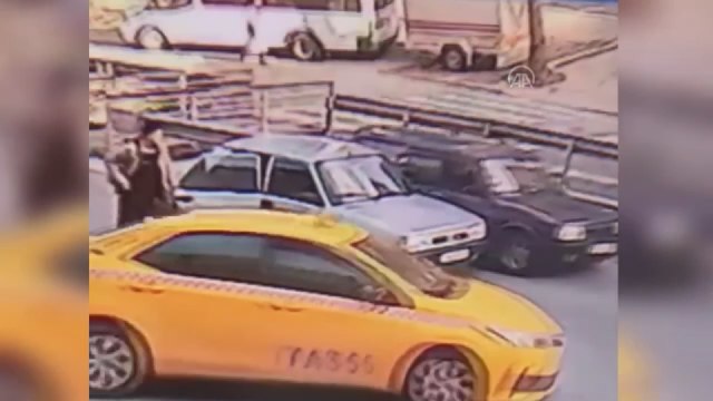 Kağıthane'de seyir halindeki araca ateş edilmesiyle ilgili 3 kişi yakalandı