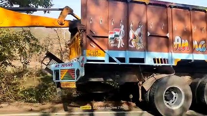 पेड़ में टकराया तेज रफ्तार सीमेंट से भरा ट्रक