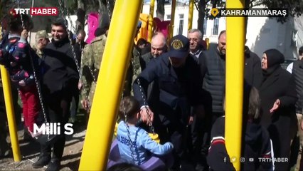 Bakan Akar'dan depremzede çocuklara 'moral' ziyareti