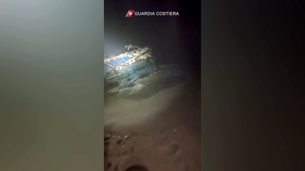 Naufragio migranti in Calabria, le immagini del barcone - Video