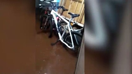 Vídeo: chuva causa alagamento em residência no Santa Cruz