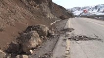 Dağdan kopan kaya parçaları köprü ve karayollarına zarar verdi