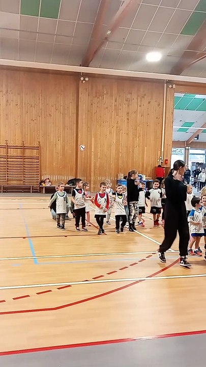 Les baby-basketteurs lors du flash mob final du plateau à St-Romain-la-Motte le 19/02/2023