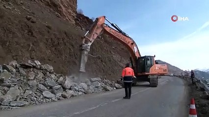 Deprem dağdan kopan dev kayaları yollara taşıdı