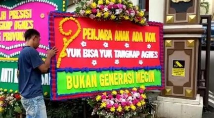 Karangan Bunga Seruan 'Tangkap Perempuan A' Berjejer di Polres Jaksel #Shorts