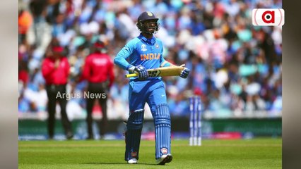 Cricketer Dinesh karthik Clicks Picture With KGF Start Yash, Pic Goes Viral