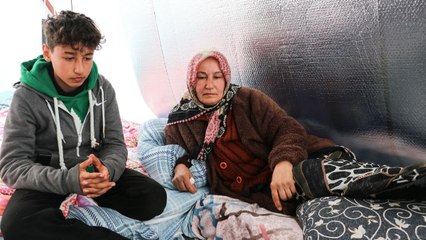 Depremde kendini eşi ve çocuklarına siper etti