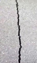 Deprem anında asfaltın açılıp kapandığı görüntüler ortaya çıktı