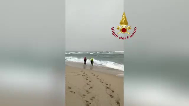 Tragedia Crotone, i Vigili del Fuoco impegnati nel recupero dei corpi