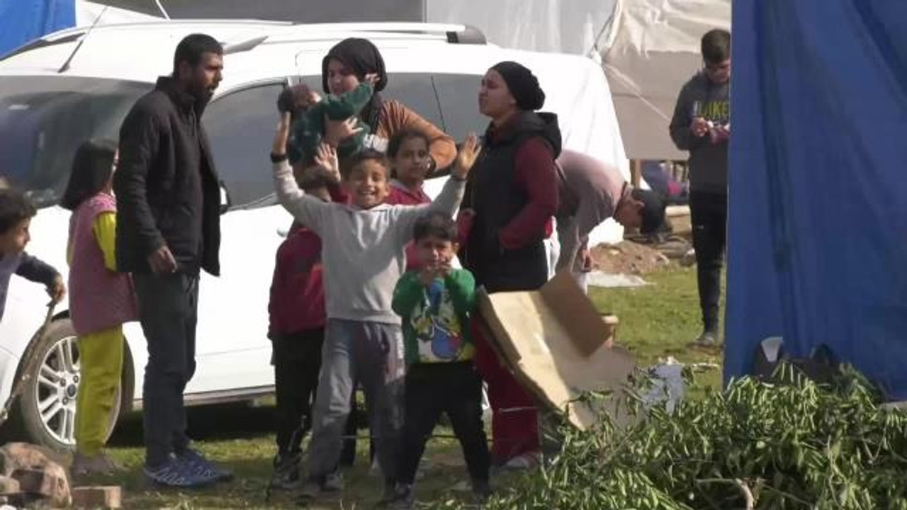 Samandağlı Emekli Öğretmen Malik Yılmaz'ın Yaptırdığı Bina Depremi Hasarsız Atlattı: "14'lük Demir Koydum, Mühendis Kontrolünde Bağlantıları Yaptım"