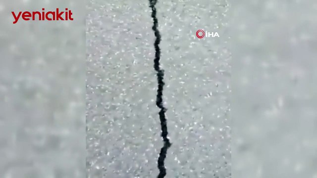 Depremin korkunç boyutunu gösteren o anlar hayrete düşürdü! Asfalt böyle açılıp kapandı