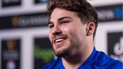 VOICI : Antoine Dupont : le capitaine du XV de France est-il en couple ?