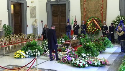 Costanzo, la commozione di Gigi D'Alessio di fronte al feretro