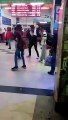 रेलवे स्टेशन पर युवकों के बीच चले लात-घूसे देखे Video