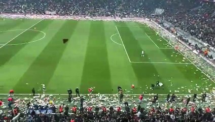 Beşiktaş maçında saatler deprem saatinde durdu, sahaya oyuncak yağdı