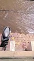 सुदामानगर में लाइन जांच के दौरान नर्मदा का पानी बहता रहा