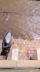 सुदामानगर में लाइन जांच के दौरान नर्मदा का पानी बहता रहा